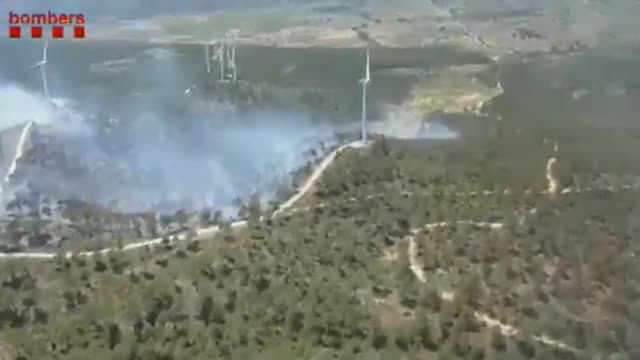 Los bomberos siguen trabajando para extinguir el incendio en El Perelló