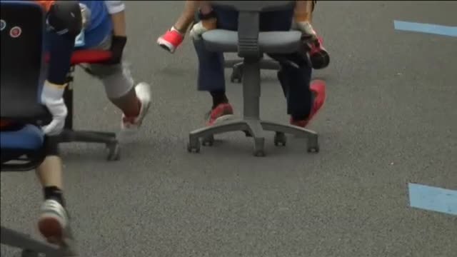Curiosa carrera de sillas de oficina en Japón