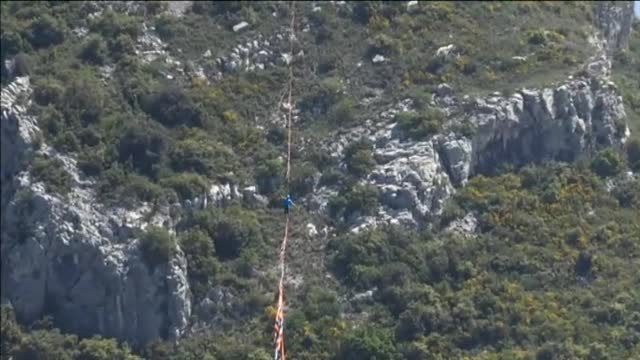 La asociación de 'slackline' Ata Slack intenta batir un récord en los Alpes franceses