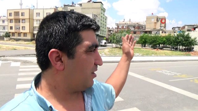 Yaya geçidinden yolun karşısına geçen çocuğa otomobilin çarpma anı kamerada