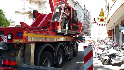 Descargar video: Trieste - Rimosso lampione pericolante danneggiato dopo incidente stradale (18.06.19)