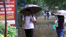 Sağanak yağış sele neden oldu, vatandaşlar kuaförde mahsur kaldı