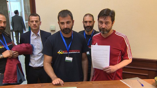 Rafa Mayoral registra preguntas parlamentarias junto a bomberos