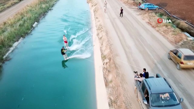 Fenomen gençlerin sulama kanalında yaptıkları 'sörf' ilginç anlara sahne oldu