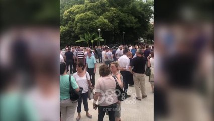 RTV Ora - Pas përgjimeve, dhjetëra simpatizantë te selia e PD-së, presin me ovacione Bashën