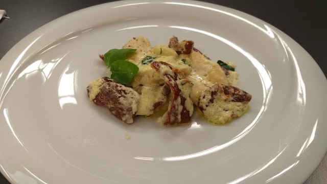 Rreze Dielli 18 Qershor 2019 - Të Gatuajmë me Znj. Vjollca P2 Fileto pule me domate të thata