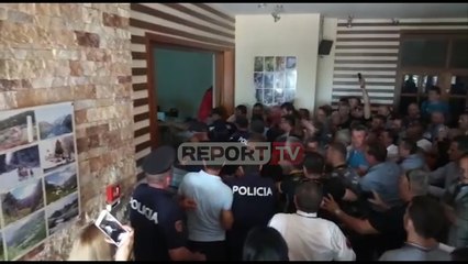 Report TV - Militantët e PD-së shpërthejnë derën dhe futen me forcë në KZAZ e Bajram Currit