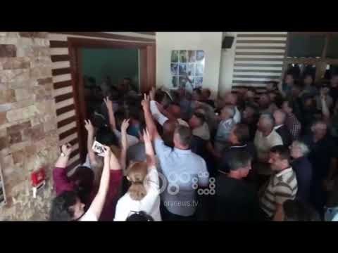 RTV Ora- Tropojë, momenti i përplasjes për të hyrë me forcë në KZAZ