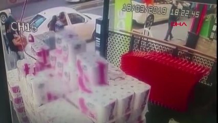 İSTANBUL- ÜSKÜDAR'DA OTOMOBİLLERDEN HIRSIZLIK YAPAN ŞÜPHELİ KAMERADA