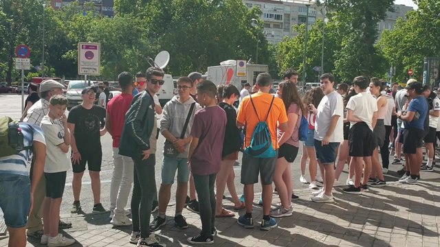 Miles de aficionados acuden al Bernabéu a la presentación de Hazard