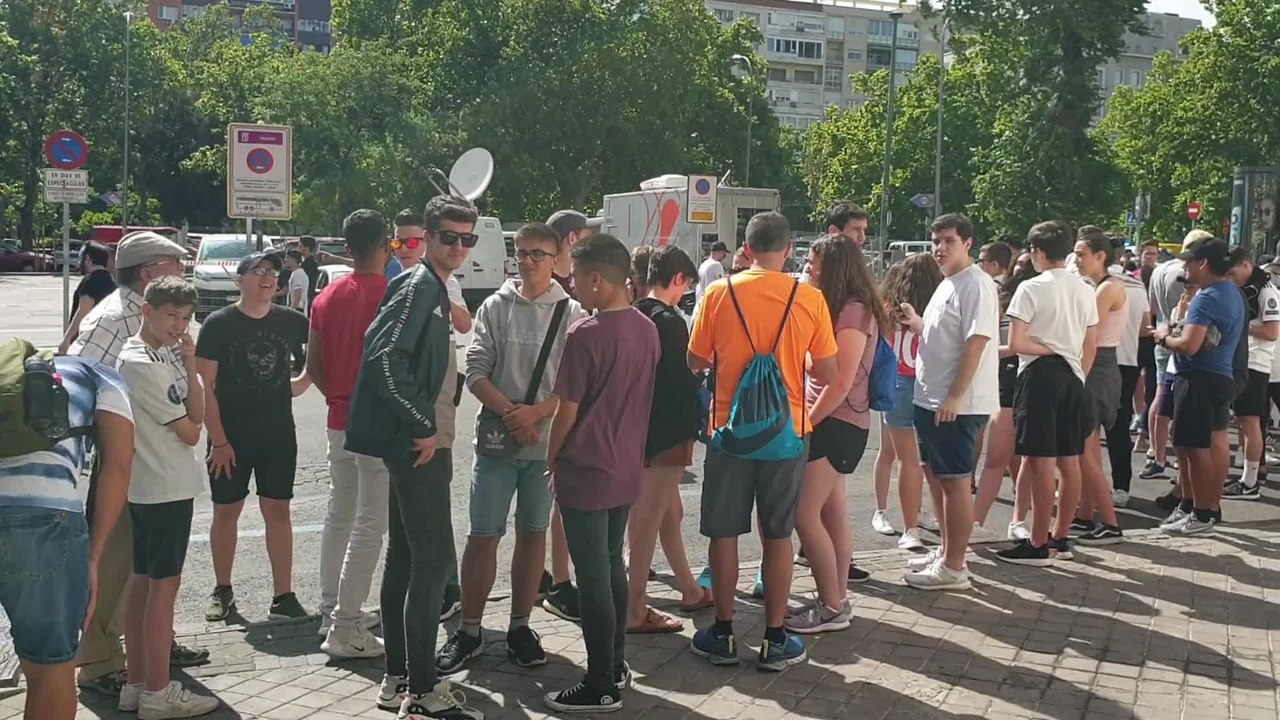 Miles de aficionados acuden al Bernabéu a la presentación de Hazard