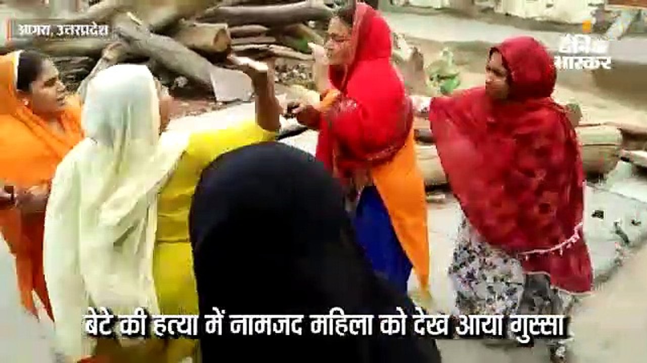 महिला को चप्पलों से पीटा