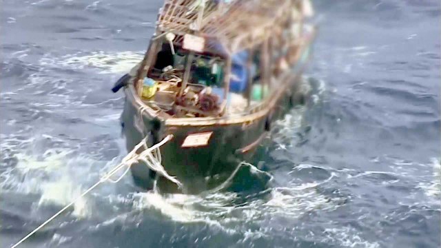 北 어선, 육지에서 보고 신고...북 주민 2명은 귀순 / YTN