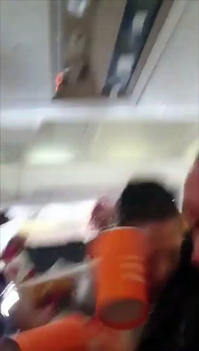 Turbulences : l'hotesse de l'air est projetée dans l'avion !