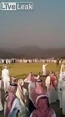 Ces Saoudiens tirent en l'air à la mitrailleuse pour célébrer !