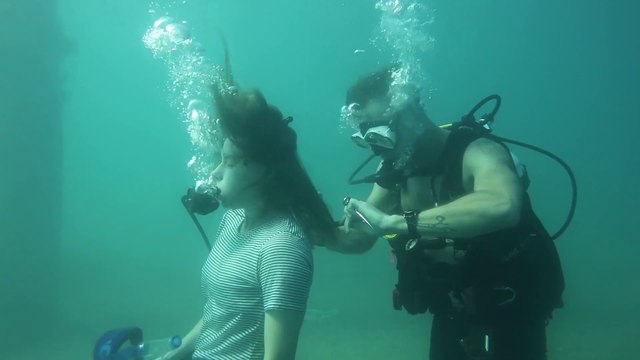 Ce coiffeur vous coupe les cheveux sous l'eau ! en plongée...