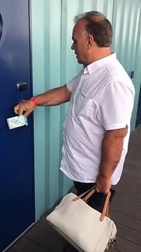 Ce touriste découvre sa chambre d'hotel minuscule !