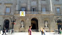 El Ayuntamiento de Barcelona coloca un lazo amarillo tras la investidura de Colau