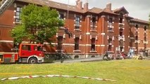 Los bomberos de Bilbao visitan a los niños enfermos en el Hospital de Basurto