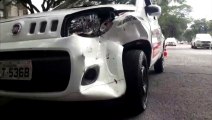 Carros se envolvem em acidente na Rua Mato Grosso