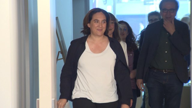 Colau consulta a las bases si gobierna con PSC o apoya a ERC