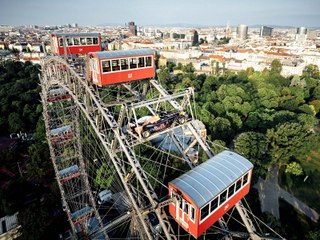 La Red Bull RB15 perchée sur une grande roue !
