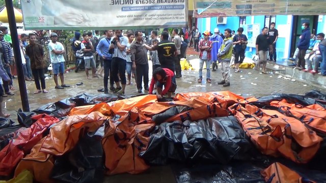 Aumenta a 281 el número de víctimas mortales por el tsunami en Indonesia