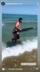 Romain Ntamack fait du surf sur le bouclier de Brennus