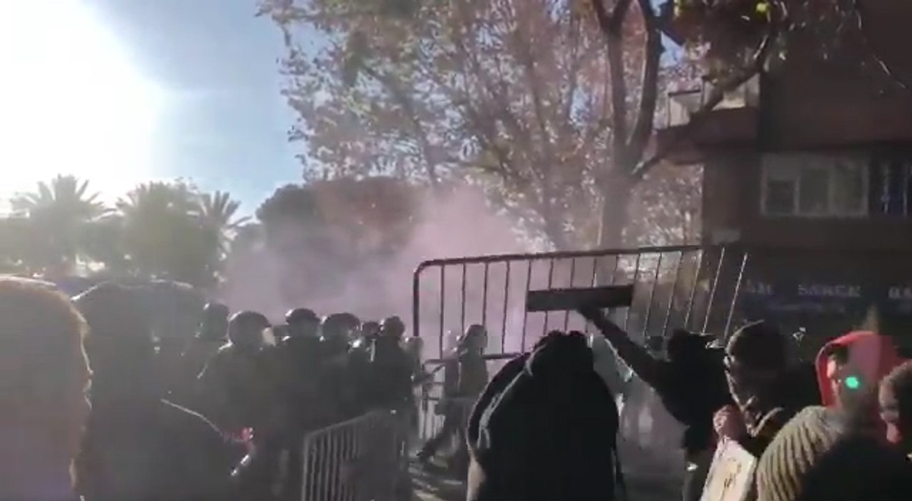 Los Mossos cargan contra manifestantes en Drass...