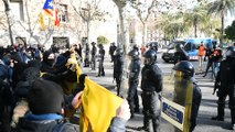 Manifestantes se reagrupan ante el cordón policial de la Via Laietana