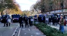 Manifestantes en Estaciò de França y Paral.lel tras las cargas policiales