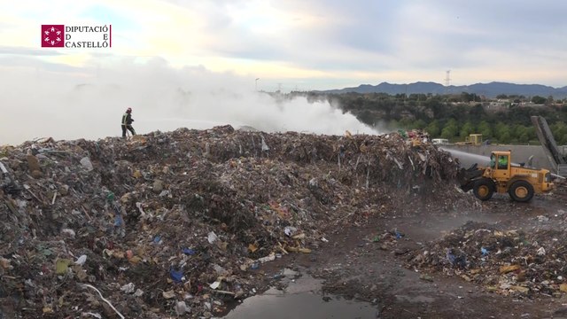 Bomberos intervienen en un incendio en Almassora (Castellón)