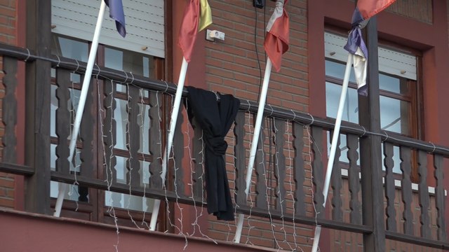 Ayuntamiento de Zamora expone un lazo negro por Laura Luelmo