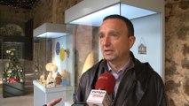 Director de museo explica exposición de belenes