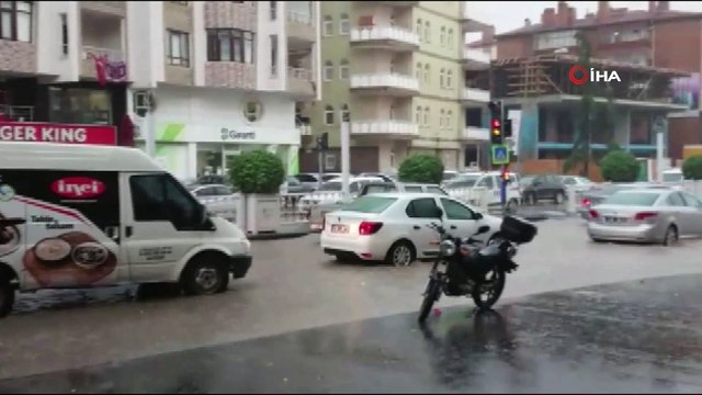Niğde’de şiddetli yağış sonrası yollar göle döndü