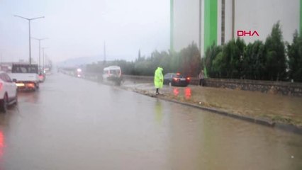 MANİSA Turgutlu'da ulaşıma kısa süreli yağmur engeli