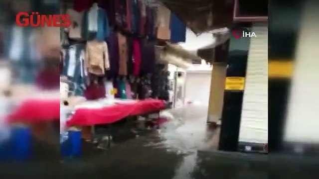 Sağanak yağış dakikalar içinde caddeleri göle çevirdi