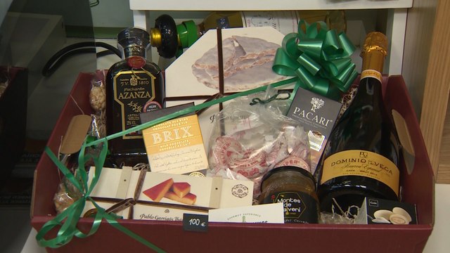 Una empresa madrileña elabora cestas gourmet personalizadas para Navidad