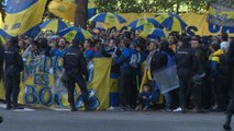Aficionados del Boca Juniors esperan entre vítores la llegada de su equipo