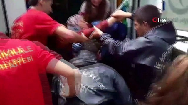 Sel sonrası evinde mahsur kalan yaşlı kadını itfaiye eri sırtında taşıdı