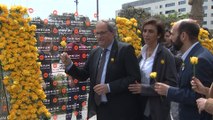 Quim Torra visita el mural de rosas de Òmnium