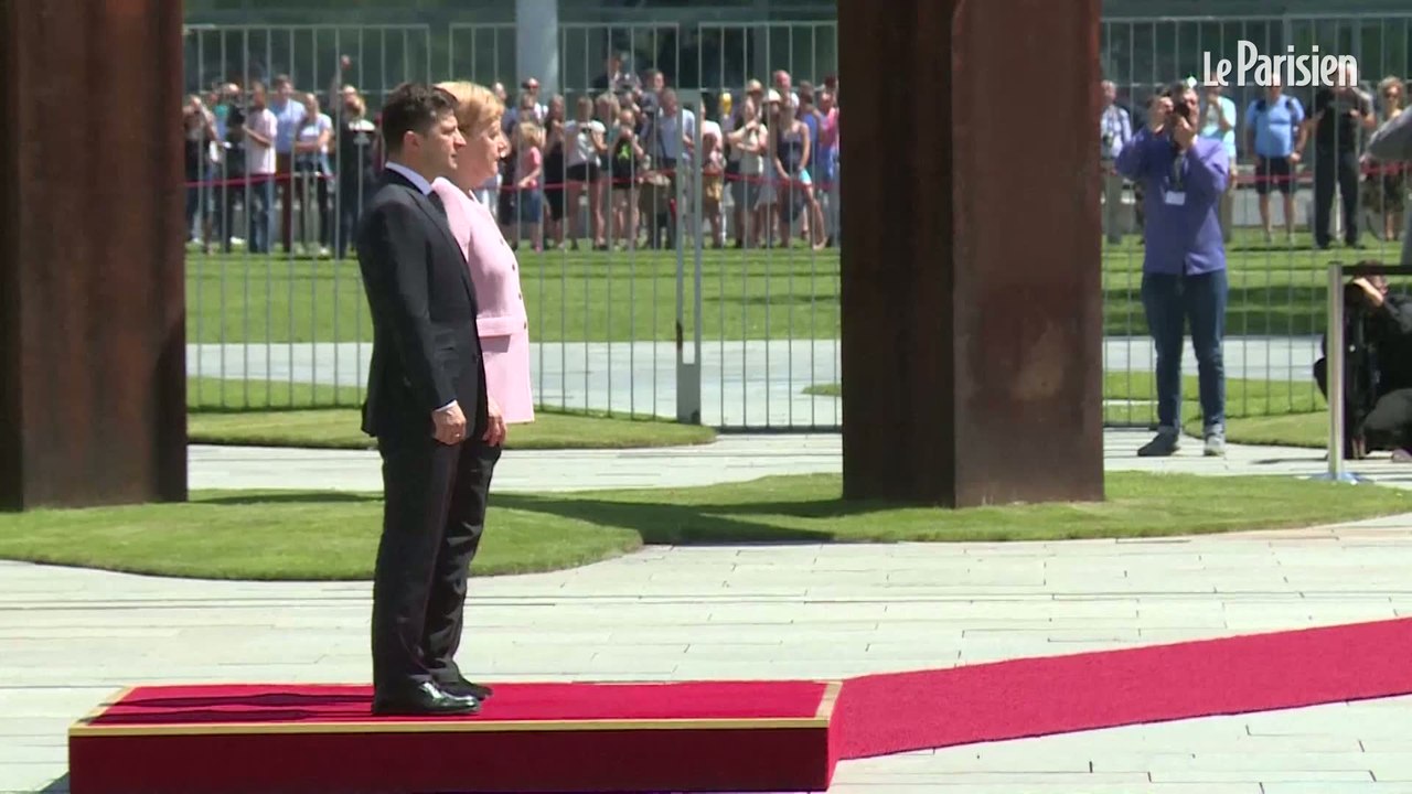 Angela Merkel prise de tremblements pendant une cérémonie officielle