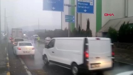 Manisa - Turgutlu'da ulaşıma kısa süreli yağmur engeli