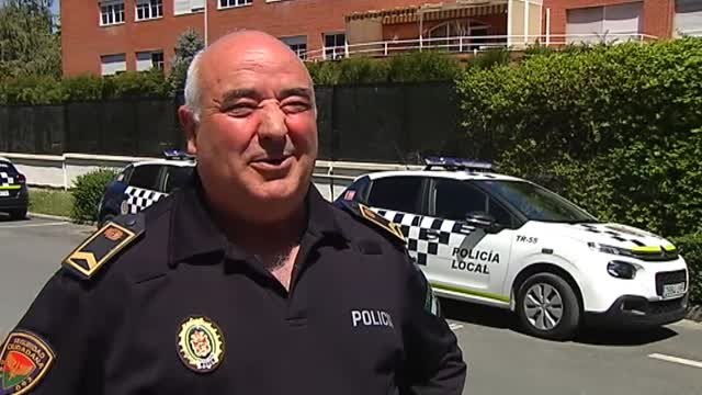 Un policía salva la vida a una mujer cuando iba a ser arrollada por un tren