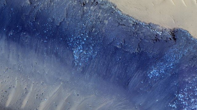 Desprendimientos de tierra activos en un barranco de Marte