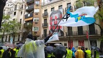 Trabajadores de Ence se manifiestan ante la sede del PSOE
