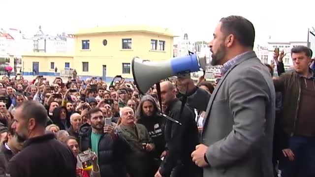 Manifestantes antifascistas reciben a Abascal en A Coruña con el 'culo al aire'