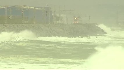 Скачать видео: Alerta naranja en toda la costa catalana por oleaje, fuertes vientos y mar revuelto