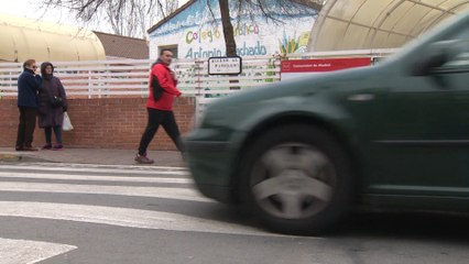 Un hombre roba un coche con dos niños en el interior