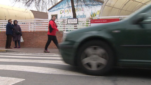 Un hombre roba un coche con dos niños en el interior